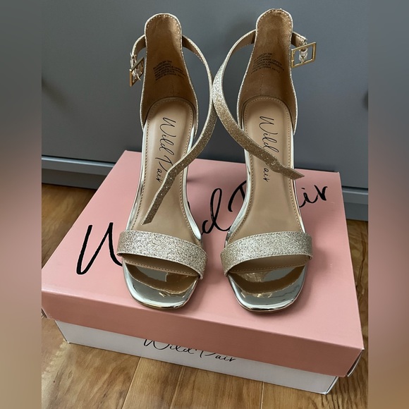 Gold sequin heels. Size 5 - Picture 4 of 5